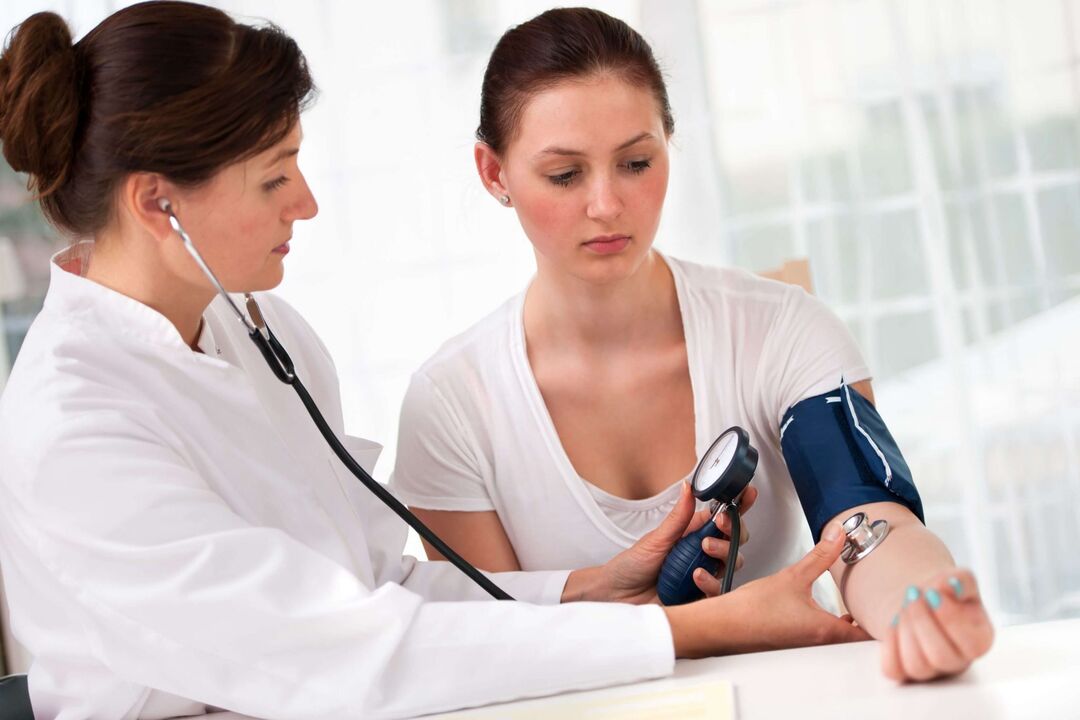 Femme souffrant d'hypertension chez le médecin