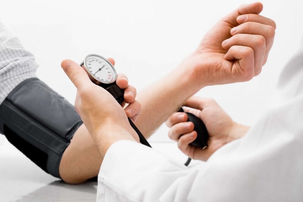 Le médecin mesure la pression du patient souffrant d'hypertension artérielle