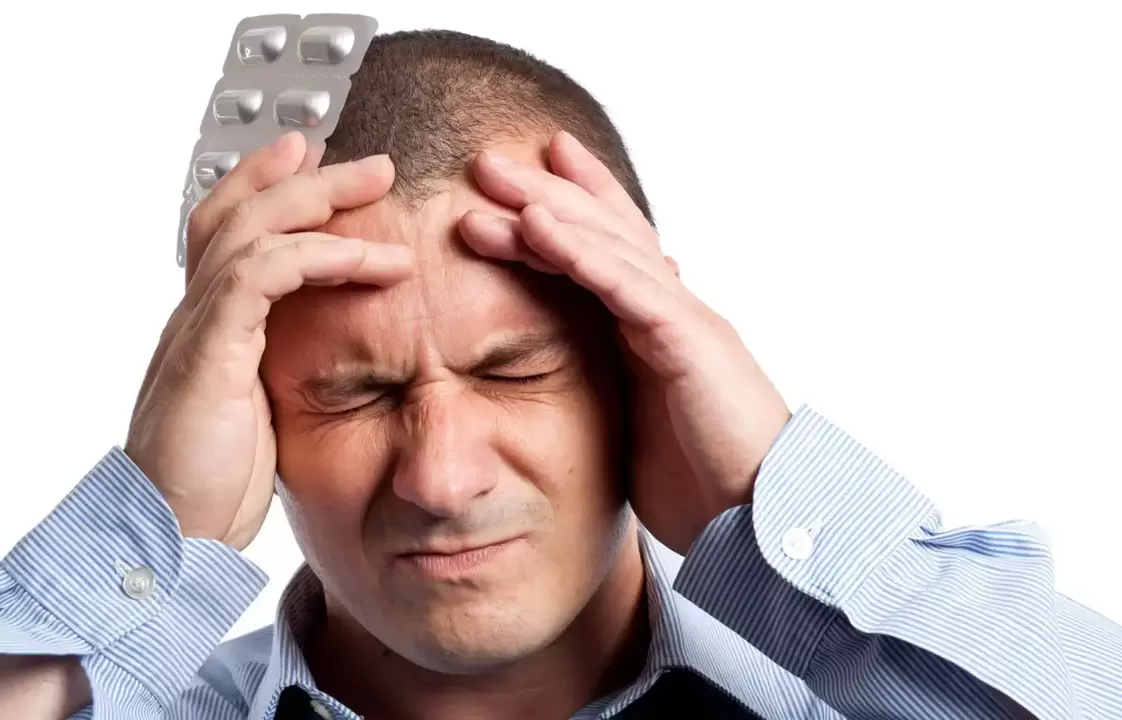 Maux de tête chez un homme souffrant d'hypertension