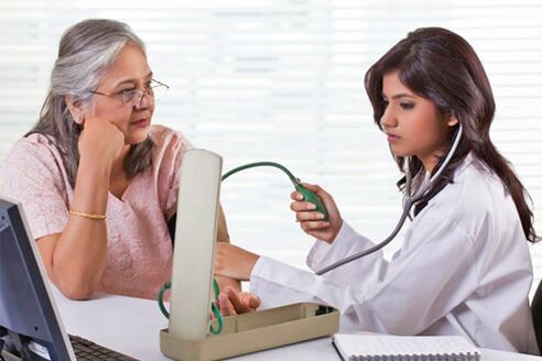Le médecin mesure la pression avec une pression artérielle élevée